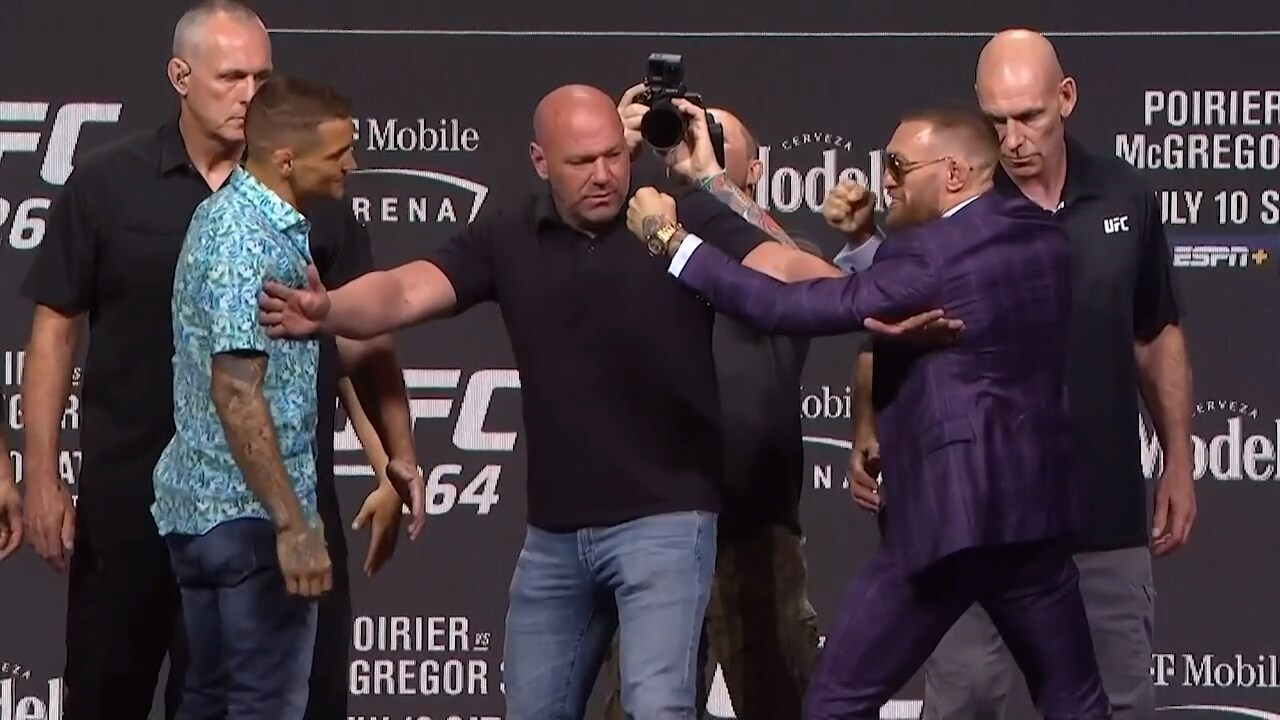 Här sparkar McGregor mot Poirier på presskonferensen