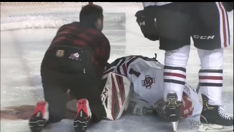 Matchen avbröts efter otäcka skadan - varning för obehagliga bilder
