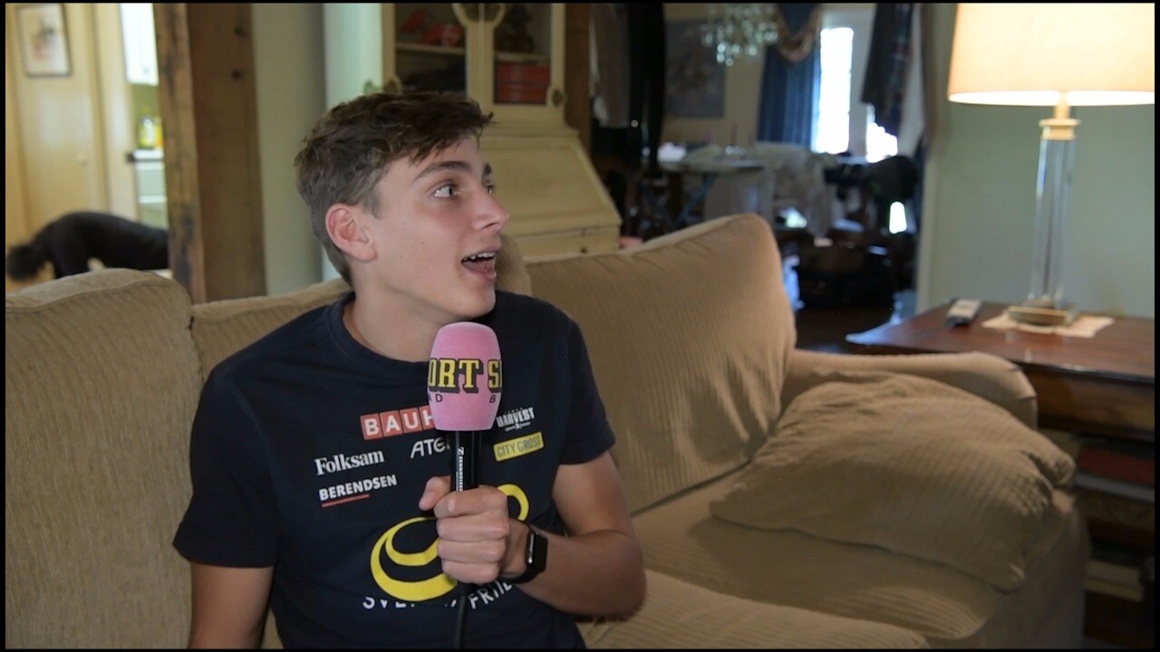 Pausar intervjun – börjar sjunga om Guidetti