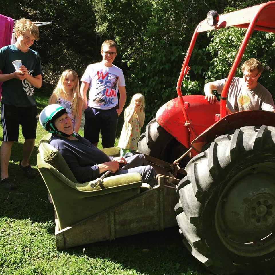 Ivar 92 gör skogsutflykter på sitt eget sätt