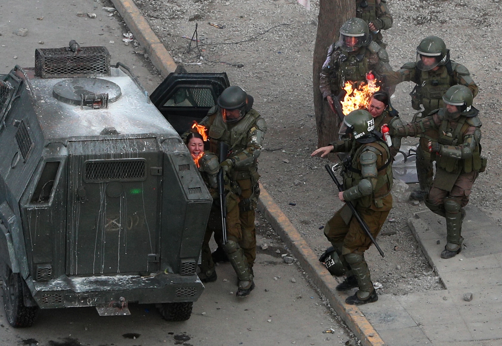 Här kastas bensinbomber på polisinsatsen – skriker av smärta