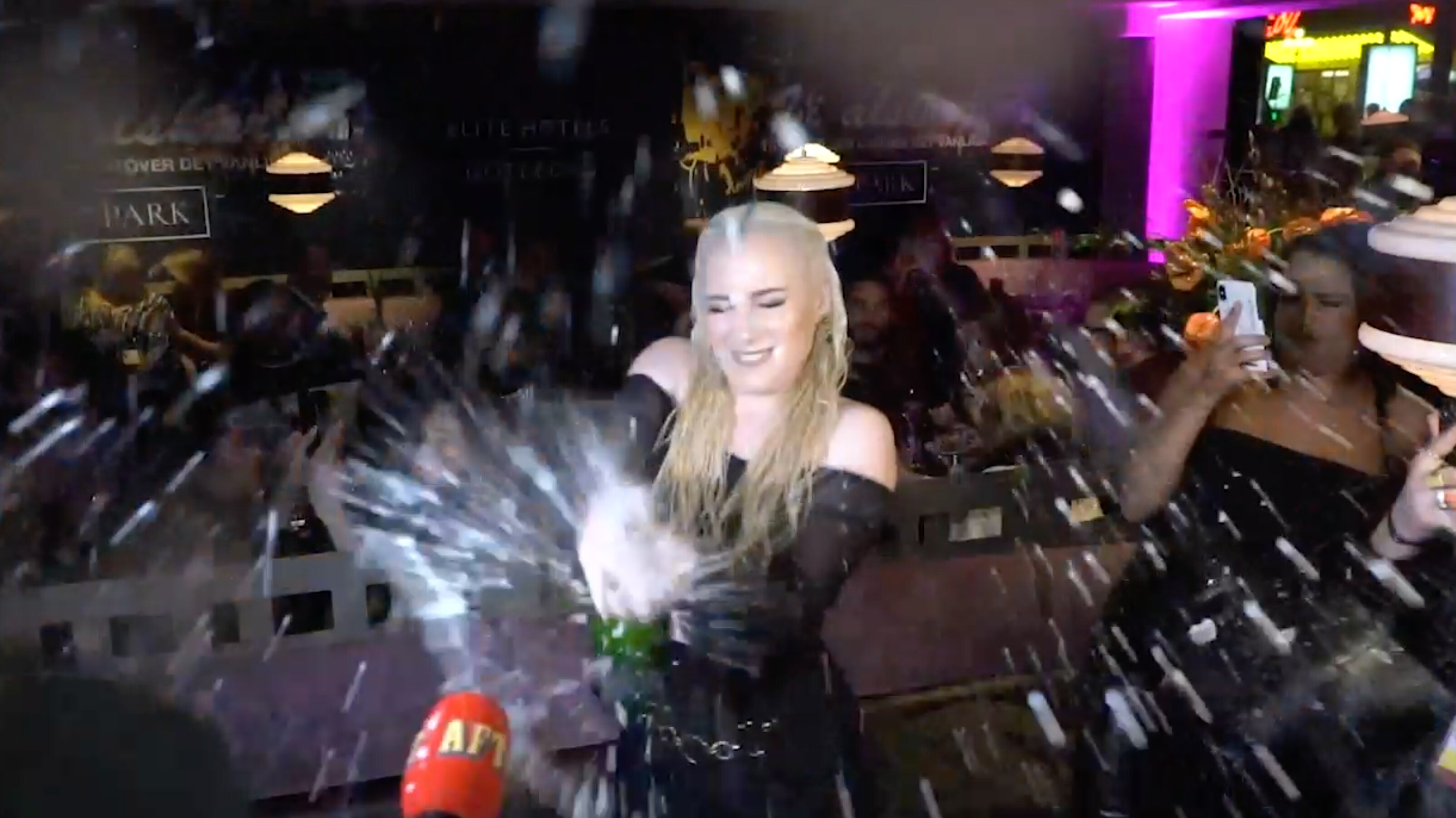 Så firar Wiktoria och Mohombi i natt