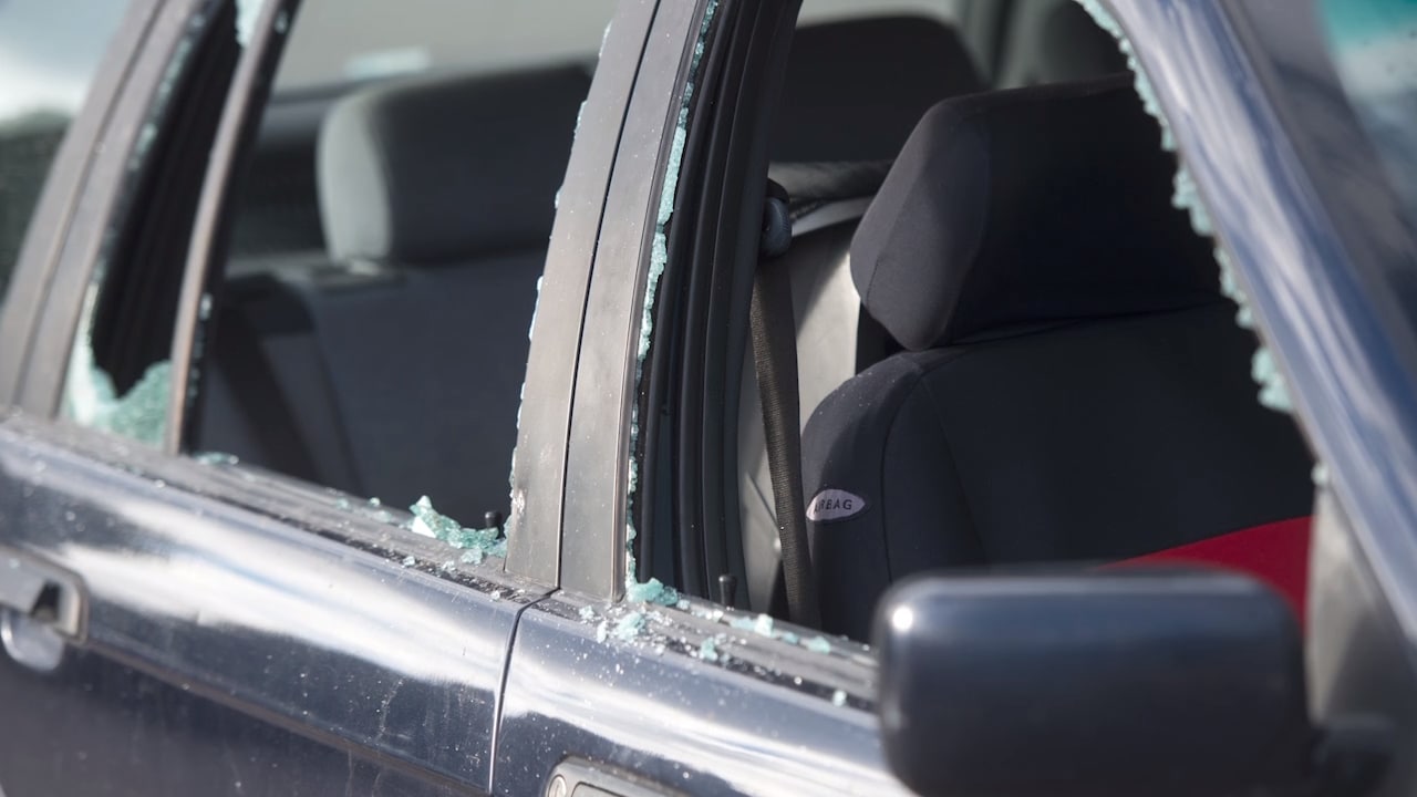 Flera bilar skjutna med luftvapen – polisen vädjar om hjälp