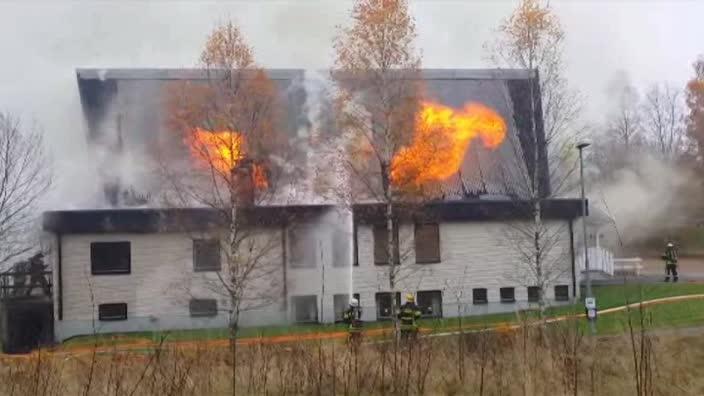 Kraftig brand i kyrka – mitt under gudstjänst