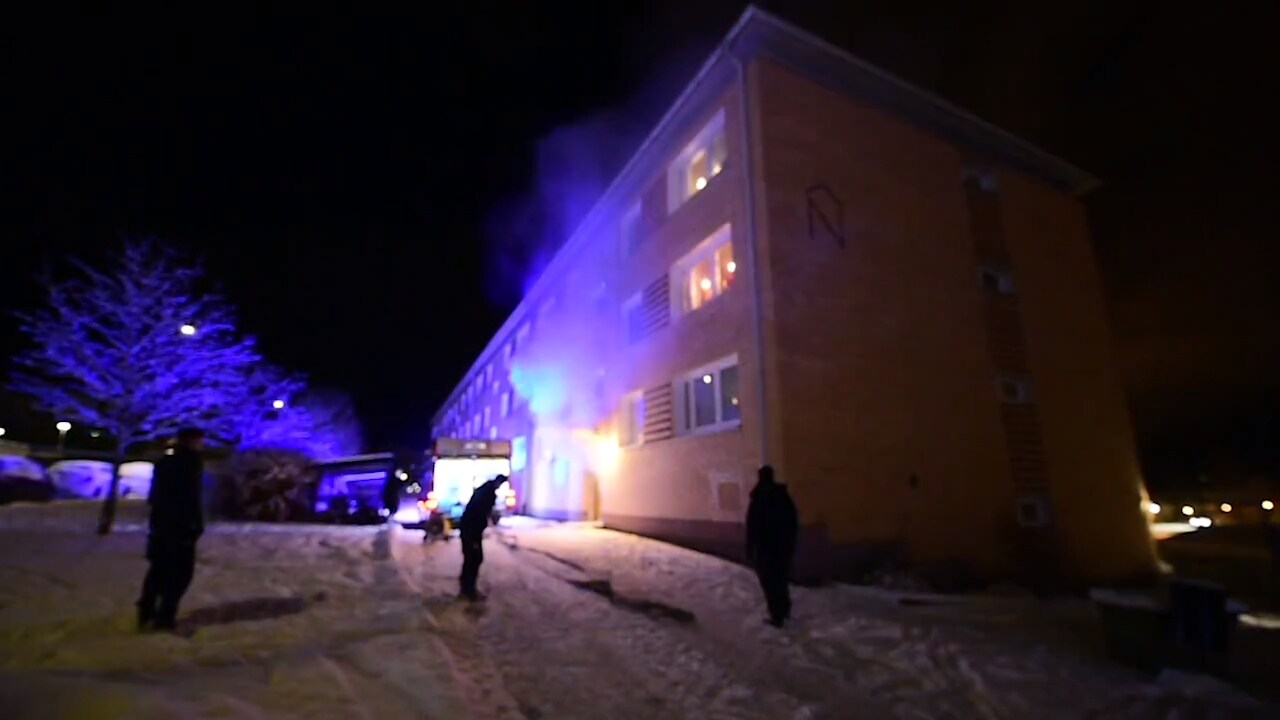 Explosion hördes innan brand - en person  död i Nyköping