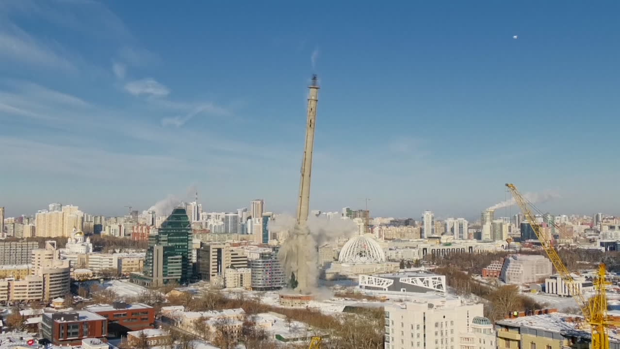 Här utplånas det 220 meter höga sovjettornet