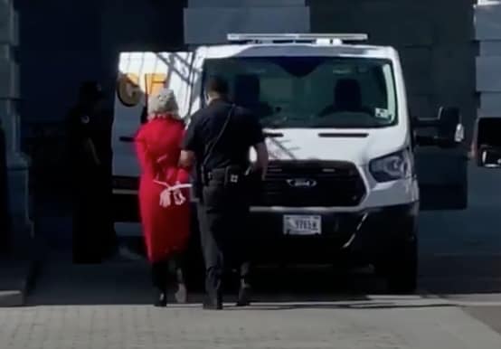 Jane Fonda gripen vid klimatprotest - hyllar Greta Thunberg