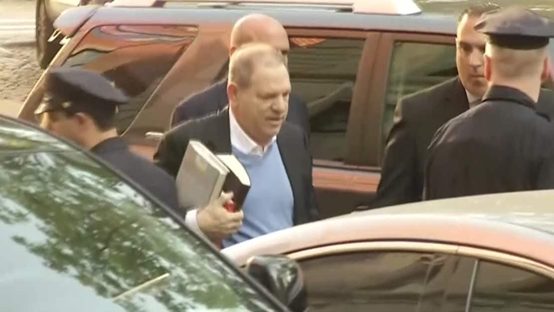 Här överlämnar Harvey Weinstein sig till polisen