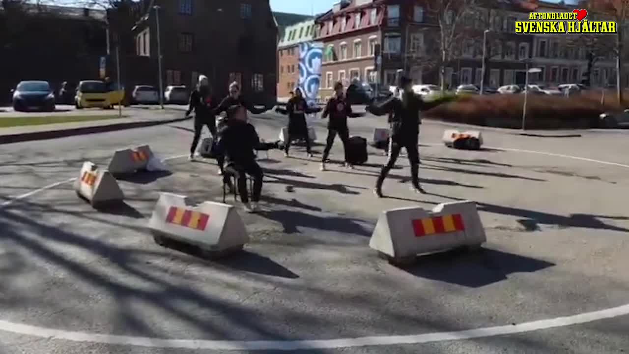 Se filmen: Här gympar fotbollslaget med äldreboendet