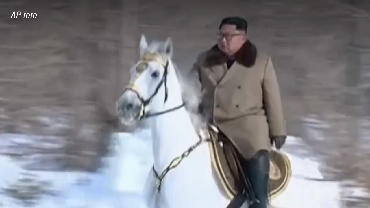 Se Kim Jong-un i full galopp på vit häst