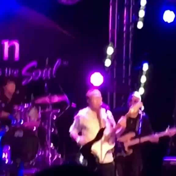 Sångaren lider av demens – glömmer texten på scen