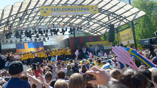 Tre Kronor hyllas i Kungsträdgården