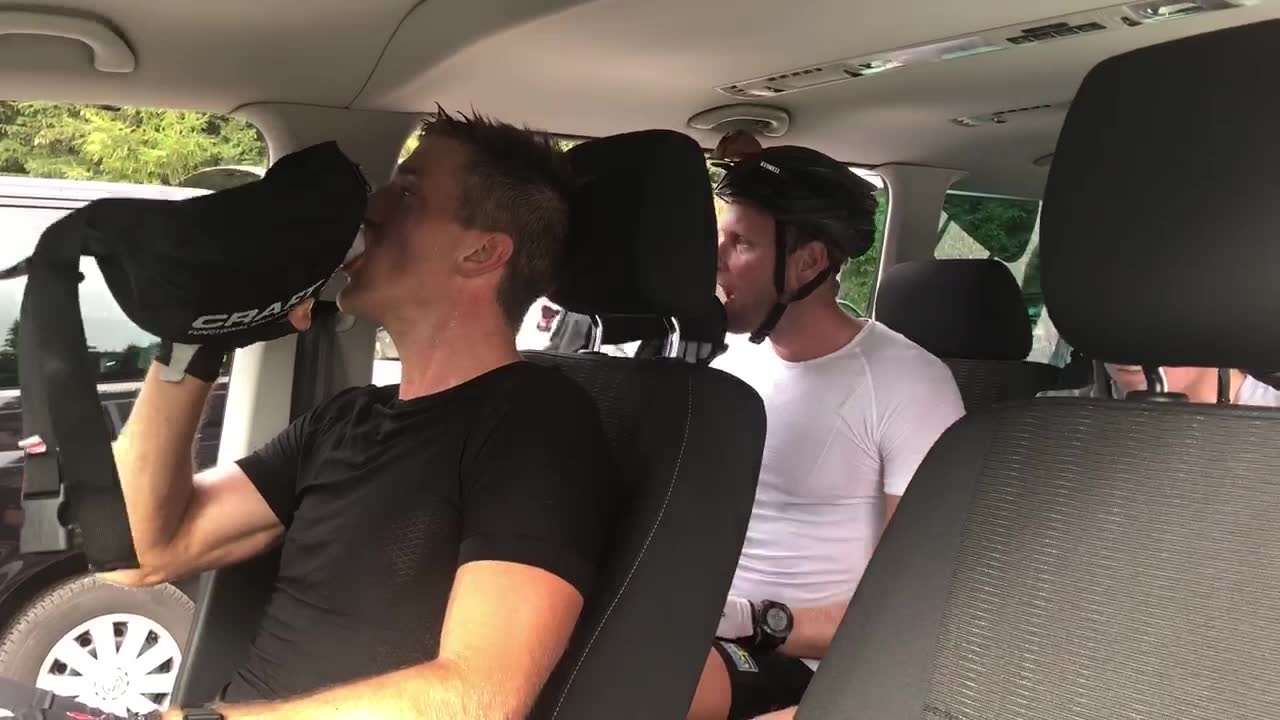 Här retar skidstjärnan Calle Halfvarsson