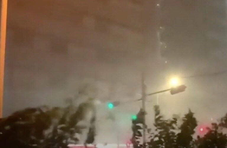 Cyklonen Faxai drar in över Tokyo