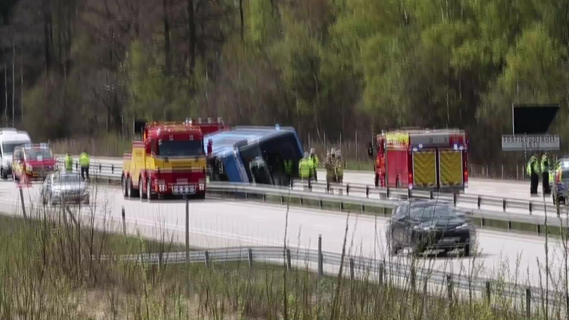 Buss välte på motorvägen