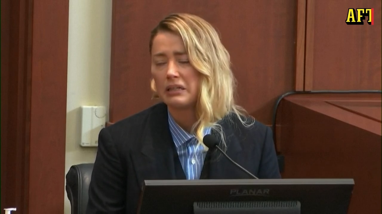 Här bryter Amber Heard ihop i rättssalen