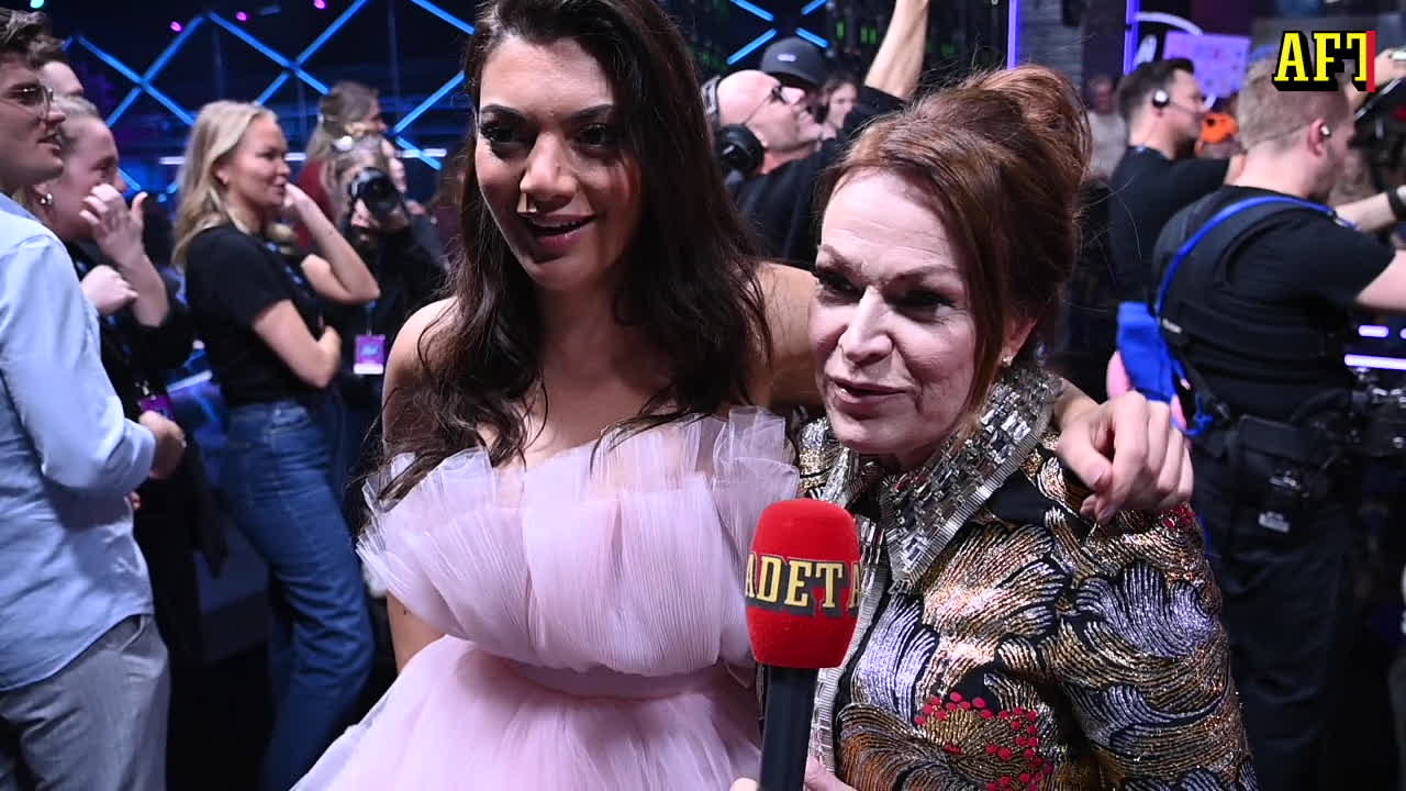 Yalangoch yigit suzayotgan fotosurat