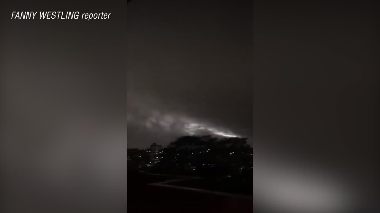 Här mörkläggs staden efter röken från skogsbränderna