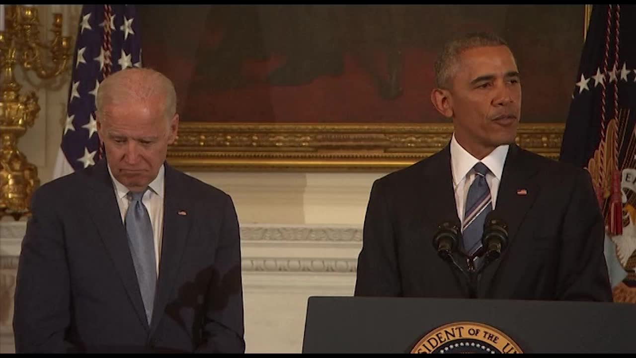 Biden kan inte hålla tillbaka tårarna när han får ärofyllda medaljen