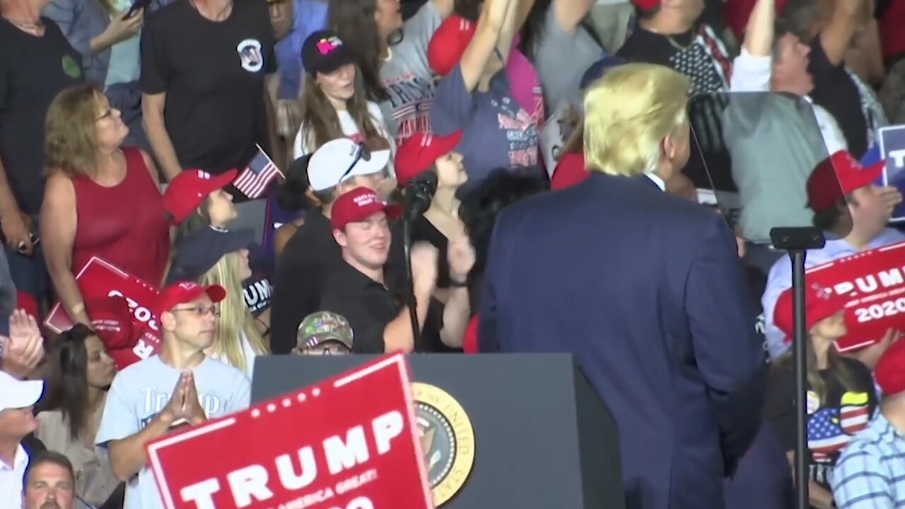 Här hånar Donald Trump sin överviktiga supporter