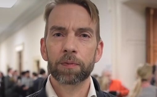 Aftonbladets reporter på plats vid förhöret: ”Enormt pressuppbåd”