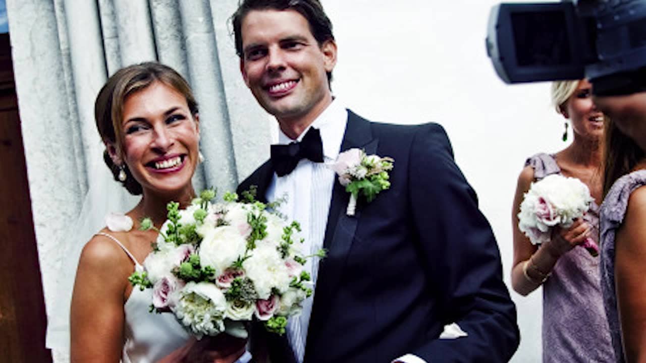 Alex Schulman råkar avslöja vad barnet ska heta