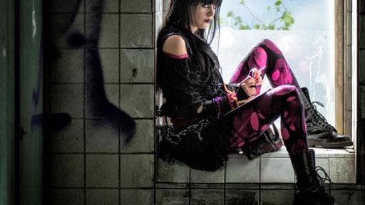 Cirkeln - klipp: Linnea och Minoo möts på skoltoaletten