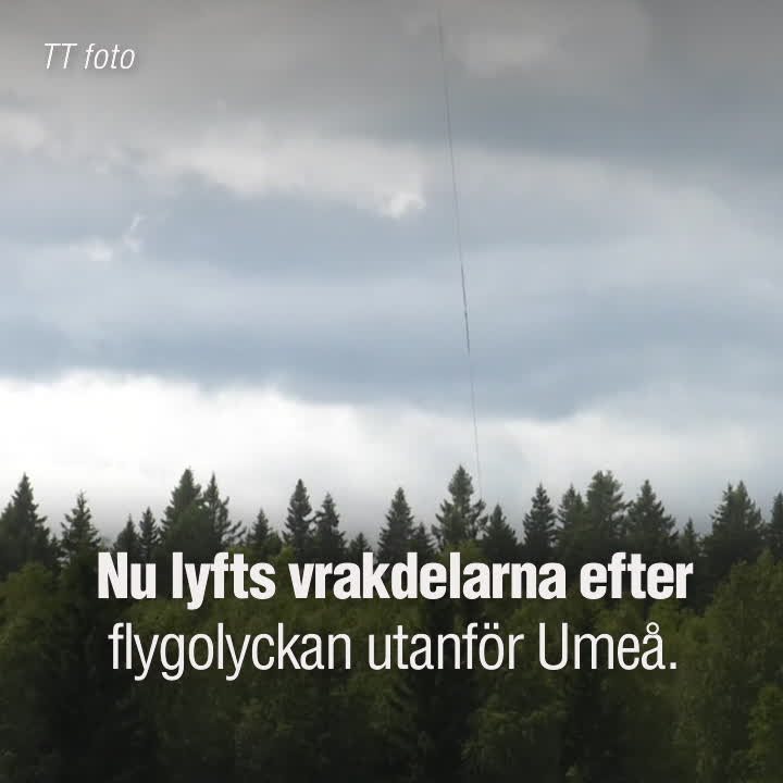 Här lyfts vrakrester efter flygolyckan utanför Umeå