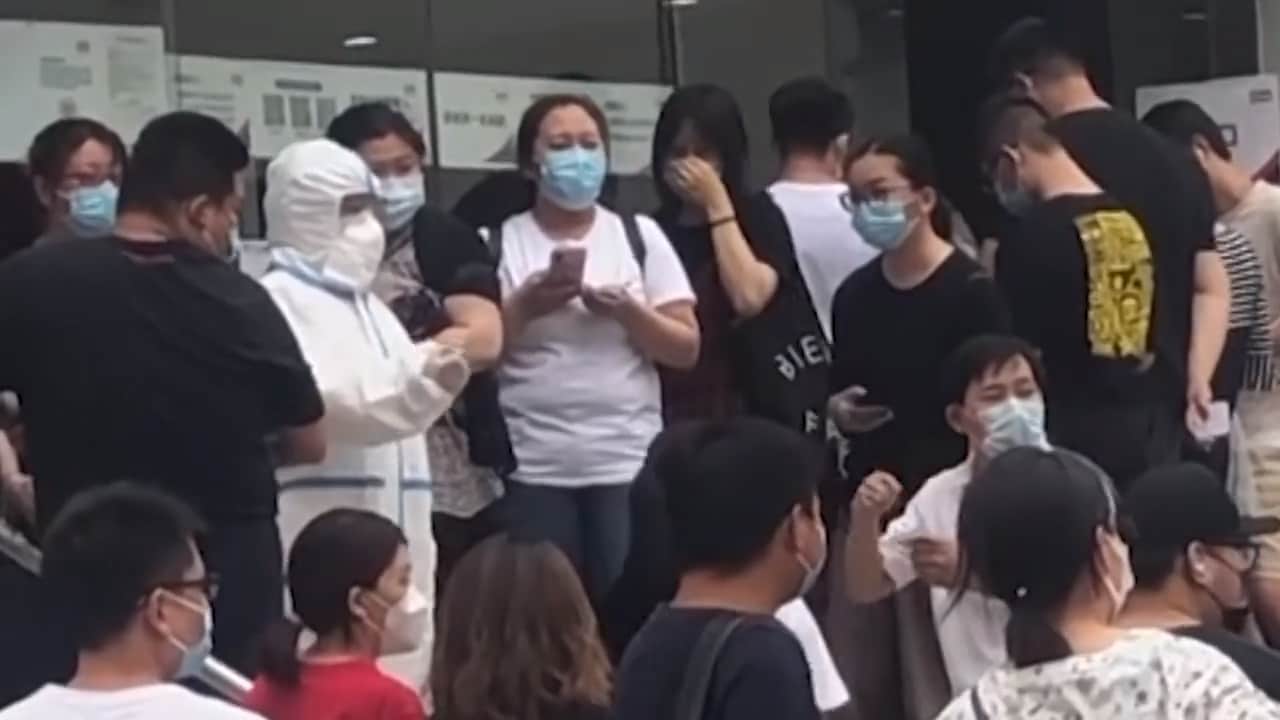 Andravåg av coronaviruset sätter skräck i Peking