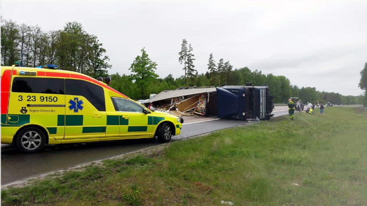 Lastbil har vält på E18-totalstopp i trafiken