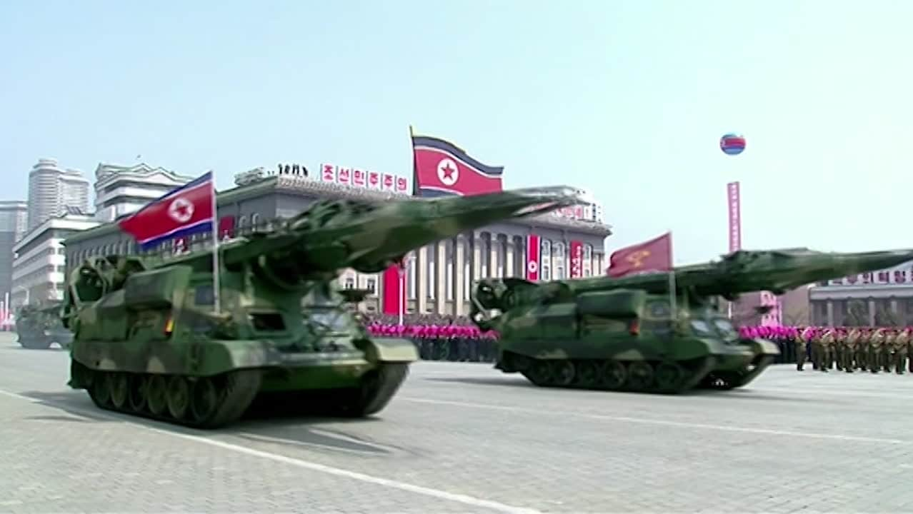 Nordkorea visade muskler under militärparad