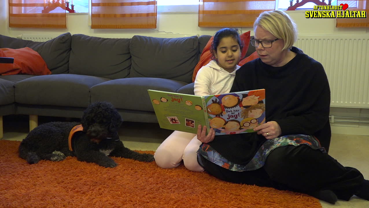 Hunden Yoshi hjälper barnen läsa