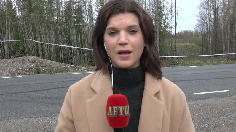 "Har sett polisen bära ut bevispåsar från gården"