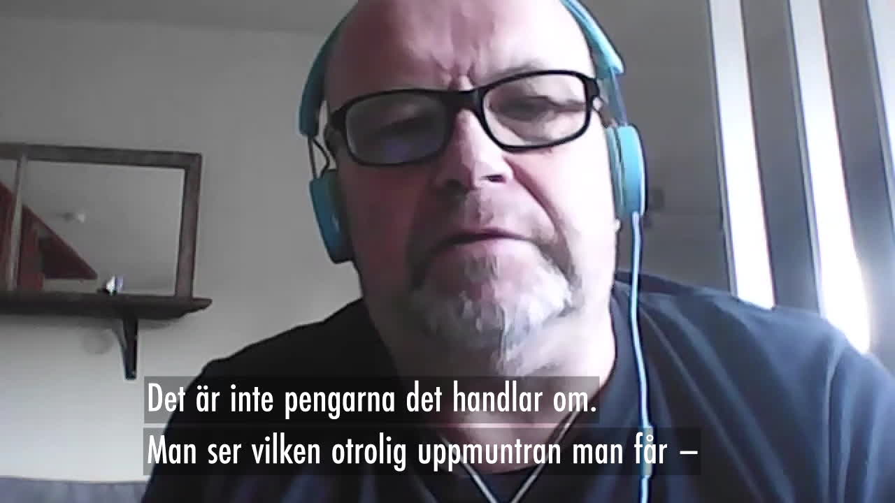 Peter hedras av kollegorna med en inslamling