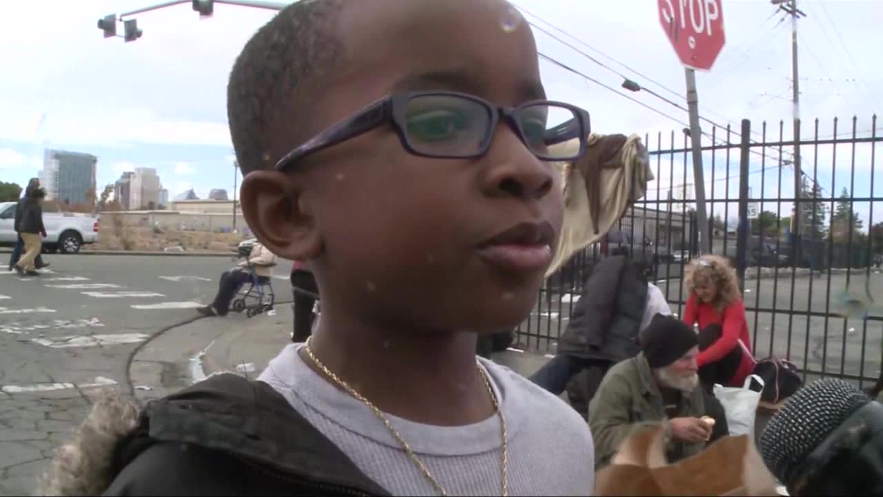 Här hjälper sjuåriga Kendrick de hemlösa