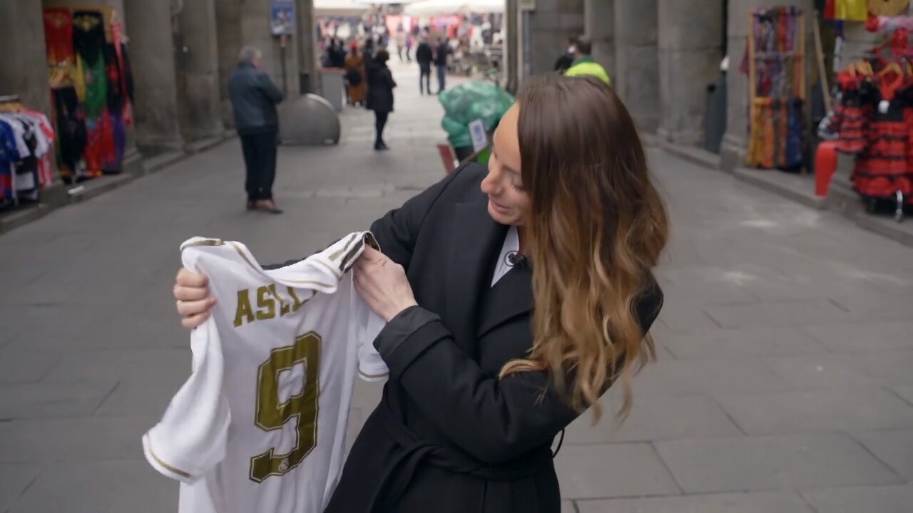 Här tar Asllani på sig Real Madrids tröja för första gången