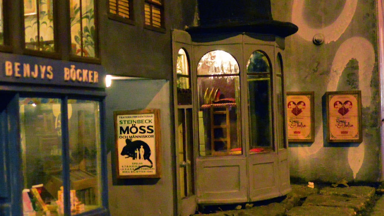 Se den nyöppnade teatern och bokhandeln – för möss