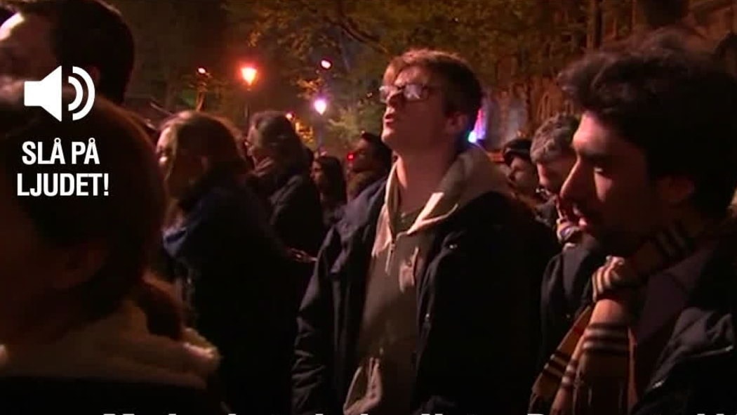 Här sjunger de Ave Maria för brinnande Notre-Dame