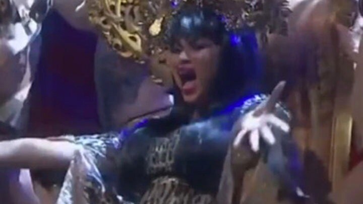 Här avslöjar de sångbluffen i numret