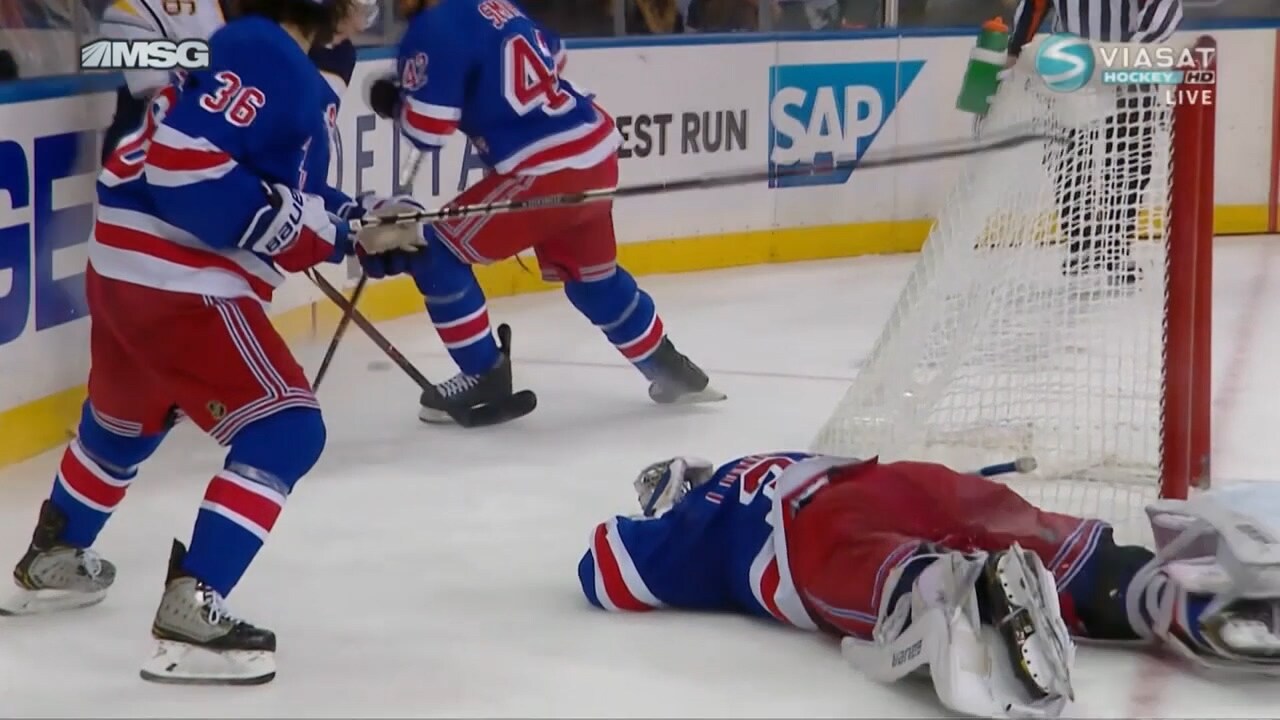 Här blir Lundqvist liggande efter kollisionen med Dahlin