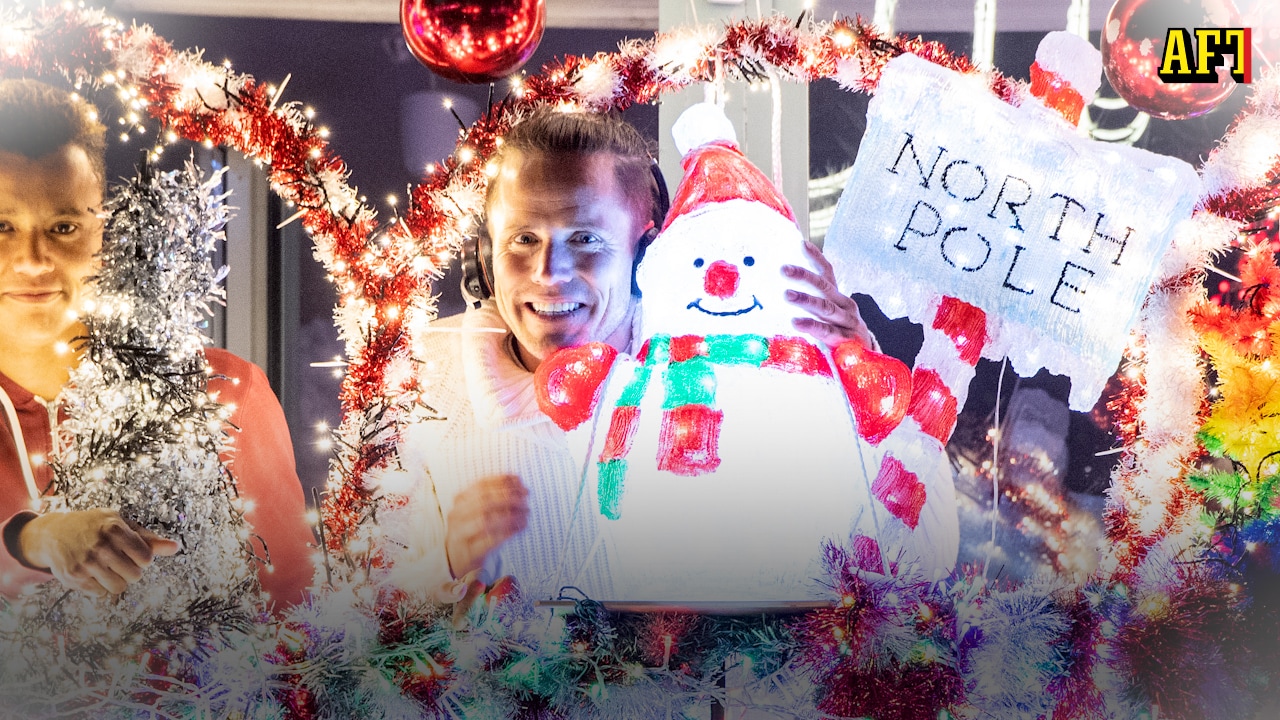 Patrik, 38, har Stockholms mest pyntade julbalkong