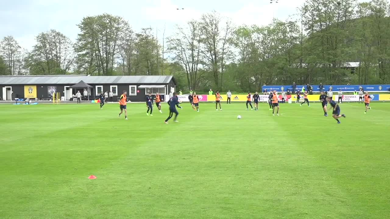 Isak får applåder efter målet på träningen