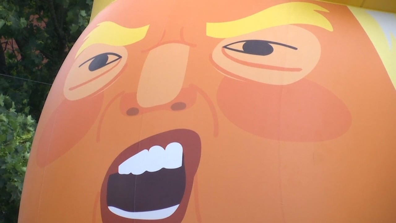 Ballongbaby av Trump när Londonborna protesterar