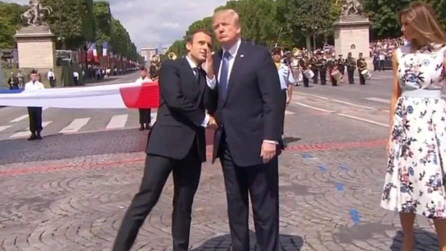 Se när Trump och Macron vägrar släppa taget om varandra