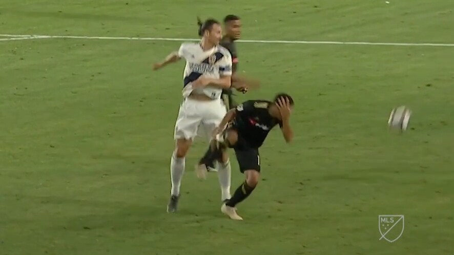 Zlatans fula armbåge – riskerar avstängning efter smällen