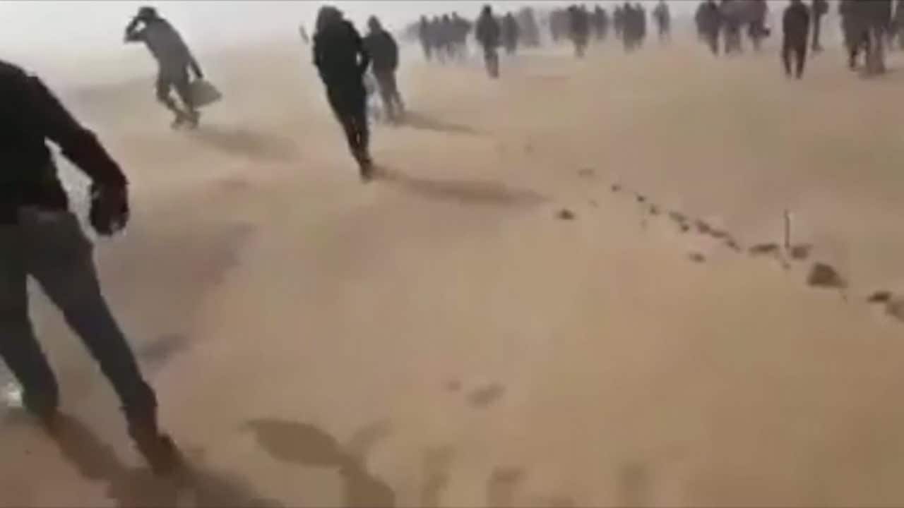 Under vapenhot tvingas de ut på en 15 km lång helvetesvandring