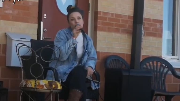 Grannarna hyllar Karins konserterar på innergården