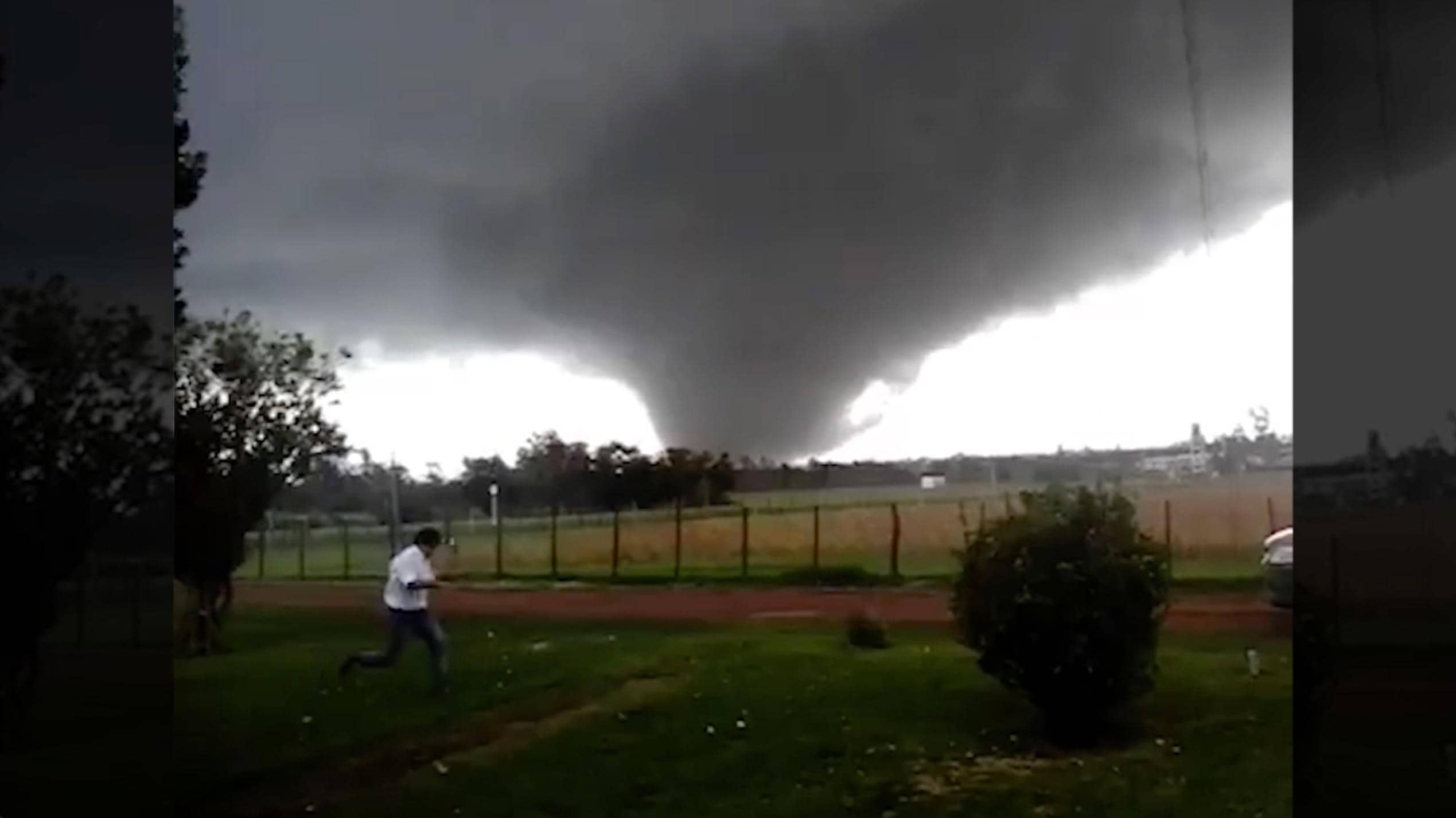 Här slår tornadon till mot den lilla staden