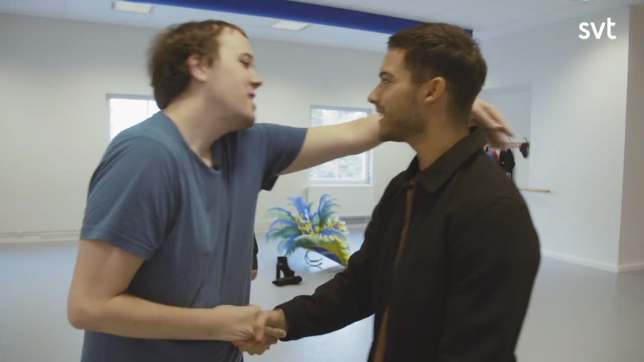 Se när Eric Saade överraskar ett fan under dansträningen