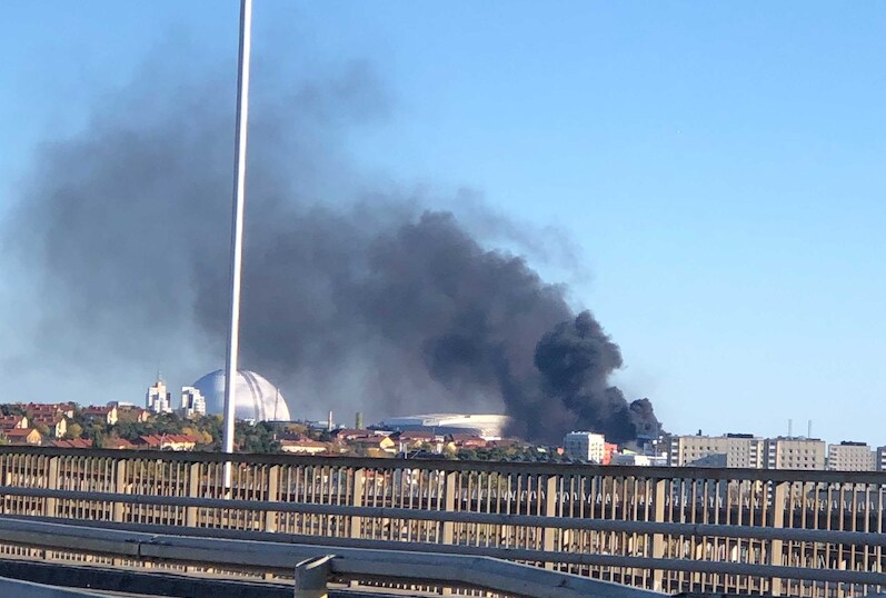 Storbrand rasar i en lagerlokal i Slakthusområdet i Stockholm